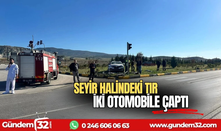 Seyir halindeki tır iki otomobile birden çarptı