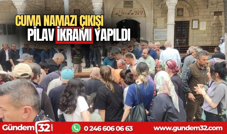 Cuma namazı çıkışı pilav ikramı yapıldı