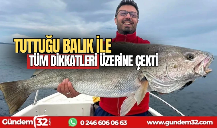 Tuttuğu balık ile dikkatleri üzerine çekti