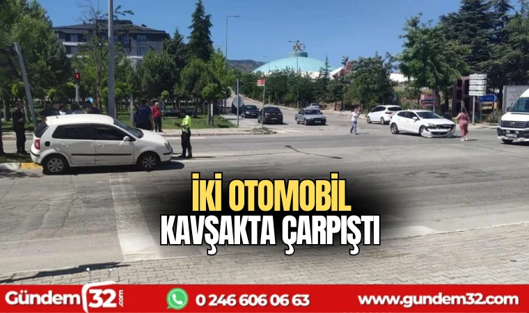 İki otomobil kavşakta çarpıştı