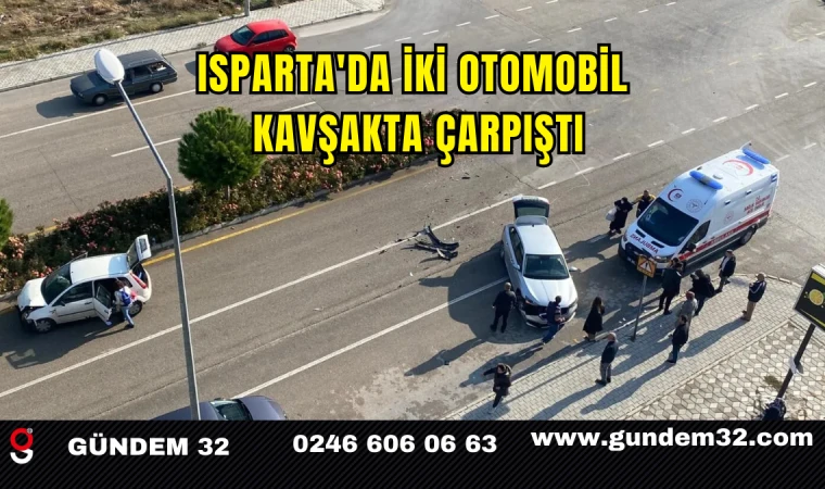 Isparta'da İki Otomobil Kavşakta Çarpıştı
