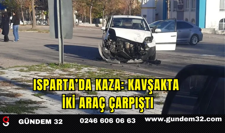 Isparta’da Kavşakta İki Araç Çarpıştı