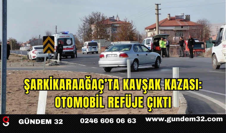 Şarkikaraağaç’ta Kavşak Kazası: Otomobil Refüje Çıktı