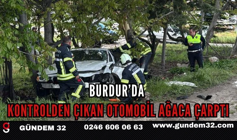 Burdur’da kontrolden çıkan otomobil ağaca çarptı