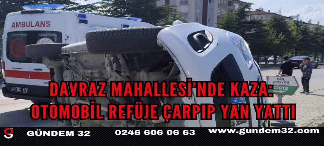Davraz Mahallesi’nde Kaza: Otomobil Refüje Çarpıp Yan Yattı
