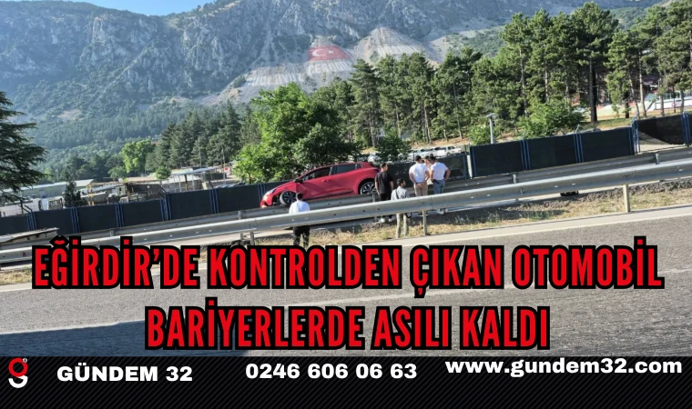 Eğirdir’de Kontrolden Çıkan Otomobil Bariyerlerde Asılı Kaldı