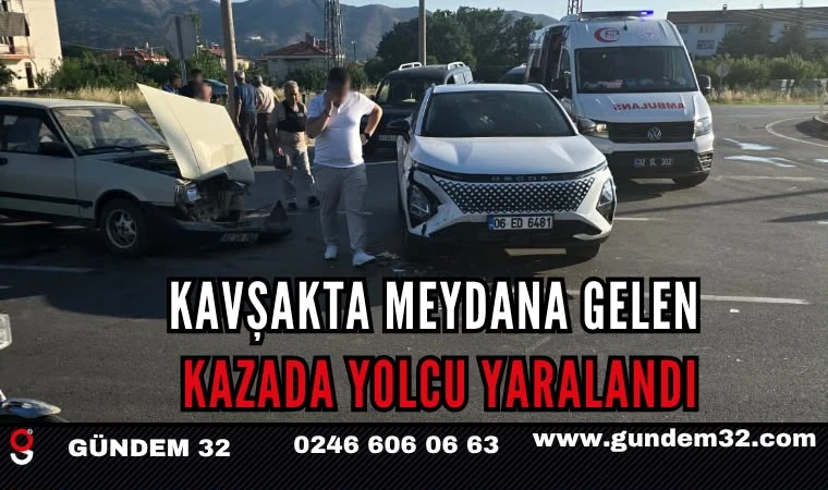 Kavşakta meydana gelen kazada yolcu yaralandı