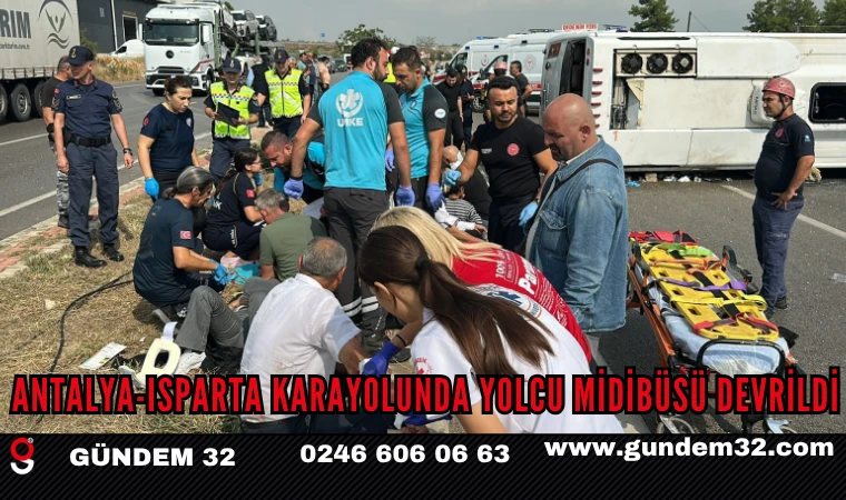 Antalya-Isparta Karayolunda yolcu midibüsü devrildi