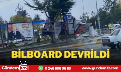 OTOGAR KAVŞAĞINDA BİLBOARD DEVRİLDİ