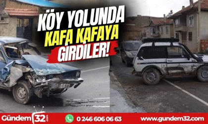 2 Araç Köy Yolunda Çarpıştı