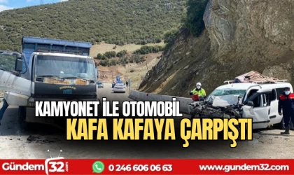 Kamyonet ile otomobil kafa kafaya çarpıştı