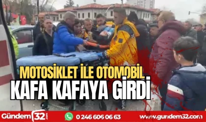 Motosiklet ile otomobil kafa kafaya çarpıştı