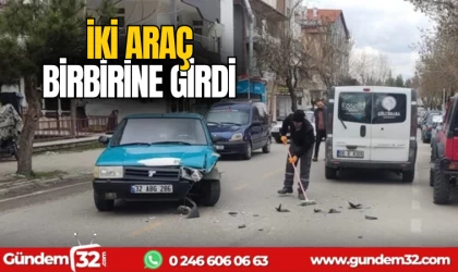 İki araç birbirine girdi