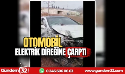 Otomobil elektrik direğine çarptı