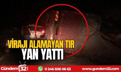 Virajı alamayan tır yan yattı