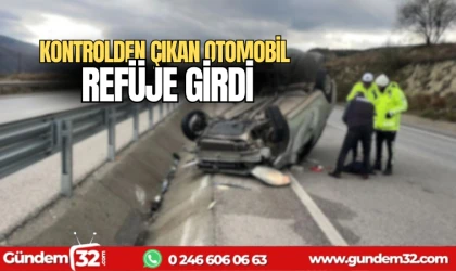 Kontrolden çıkan otomobil refüje girdi