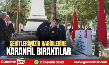 Şehitlerimizin kabirlerine karanfil bıraktılar