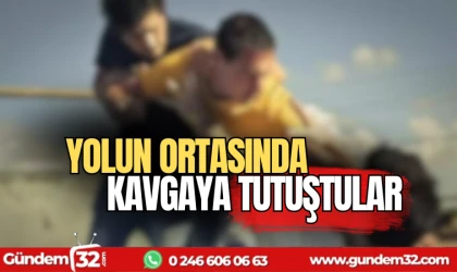Yolun ortasında kavgaya tutuştular