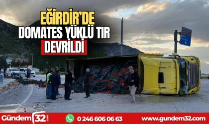 Eğirdir'de domates yüklü tır devrildi