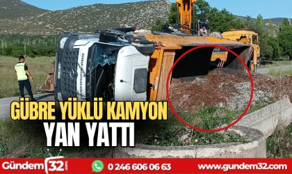 Gübre yüklü kamyon yan yattı