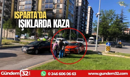 Isparta'da ışıklarda kaza