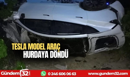 Tesla model araç hurdaya döndü