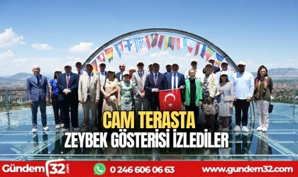 Cam Terasta zeybek gösterisi izlediler