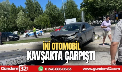 İki otomobil kavşakta çarpıştı