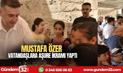 Mustafa Özer vatandaşlara aşure ikramı yaptı