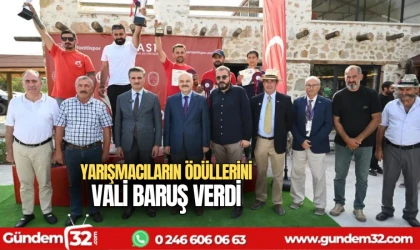 Yarışmacıların ödüllerini Vali Baruş verdi