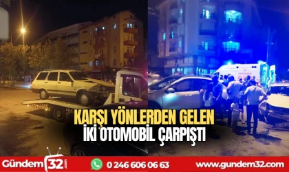 Karşı Yönlerden Gelen İki Otomobil Çarpıştı