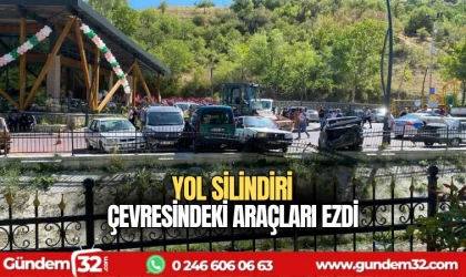 Yol silindiri çevresindeki araçları ezdi