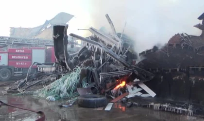 Fabrika yangınına eksi 5 derecede yapılan müdahalede su sıkılan bazı yerler buz tuttu