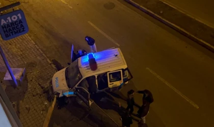 İhbara giderken kaza yapan polis memuru, vatandaşların müdahalesiyle kurtarıldı