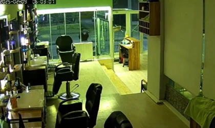 Vandalların camlarını taşla indirdikleri kuaför dükkanında 60 bin liralık zarar