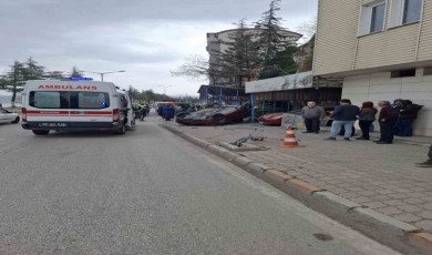 Elektrik trafosuna çarpan araç ters döndü: 2 yaralı