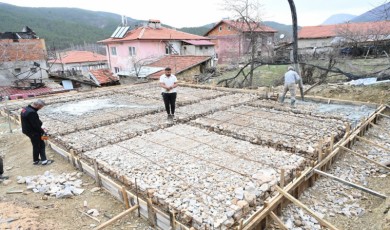 Isparta’da evi tamamen yanan aileye yeni bir yuva için belediye harekete geçti