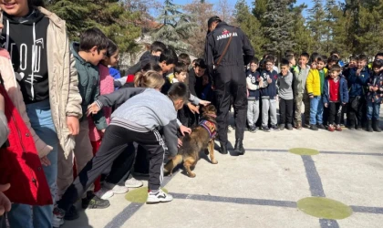 Keçiborlu'da Jandarma Köpek Timleri öğrencilere mesleği tanıttı