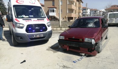 Otomobille çarpışan elektrikli bisikletin 13 yaşındaki sürücüsü ve arkadaşı yaralandı