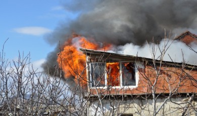 Yanan evdeki komşusunun ’yetişin’ çığlığını duydu, alevlerin içinden kurtardı