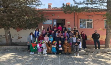 Eğirdirli öğrencilerden köy çocuklarına renkli etkinlikler