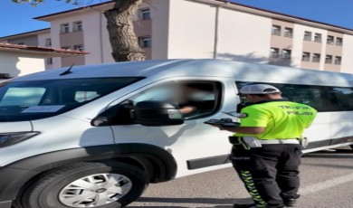 Isparta’da okul çevrelerinde denetim: 64 aranan şahıs yakalandı