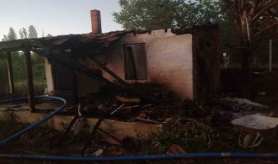 Şarkikaraağaç’ta bahçe evi yangında kullanılamaz hale geldi