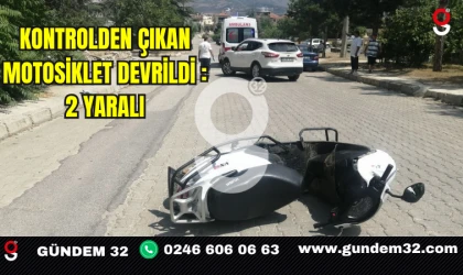 Kontrolden Çıkan Motosiklet Devrildi; 2 Yaralı