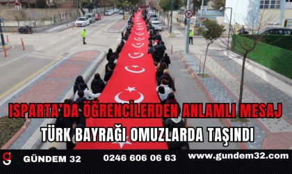 Isparta’da Öğrencilerden Anlamlı Mesaj: Türk Bayrağı Omuzlarda Taşındı
