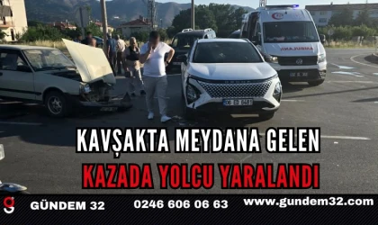 Kavşakta meydana gelen kazada yolcu yaralandı
