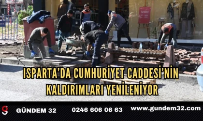 Isparta’da Cumhuriyet Caddesi’nin kaldırımları yenileniyor